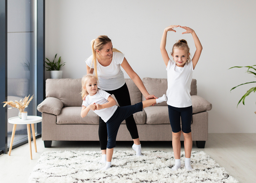 Gyermekek mozgásos játékokon keresztül fejlesztik testi és lelki egészségüket, ami kulcsfontosságú a gyógyulásukhoz és mindennapi életükhöz. .png